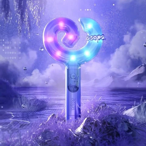 Lightstick aespa lumineux violet et bleu