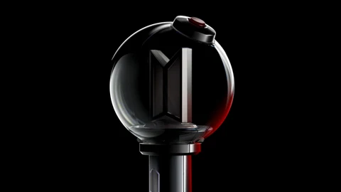 Gros plan du lightstick BTS ARMY Bomb sur fond noir